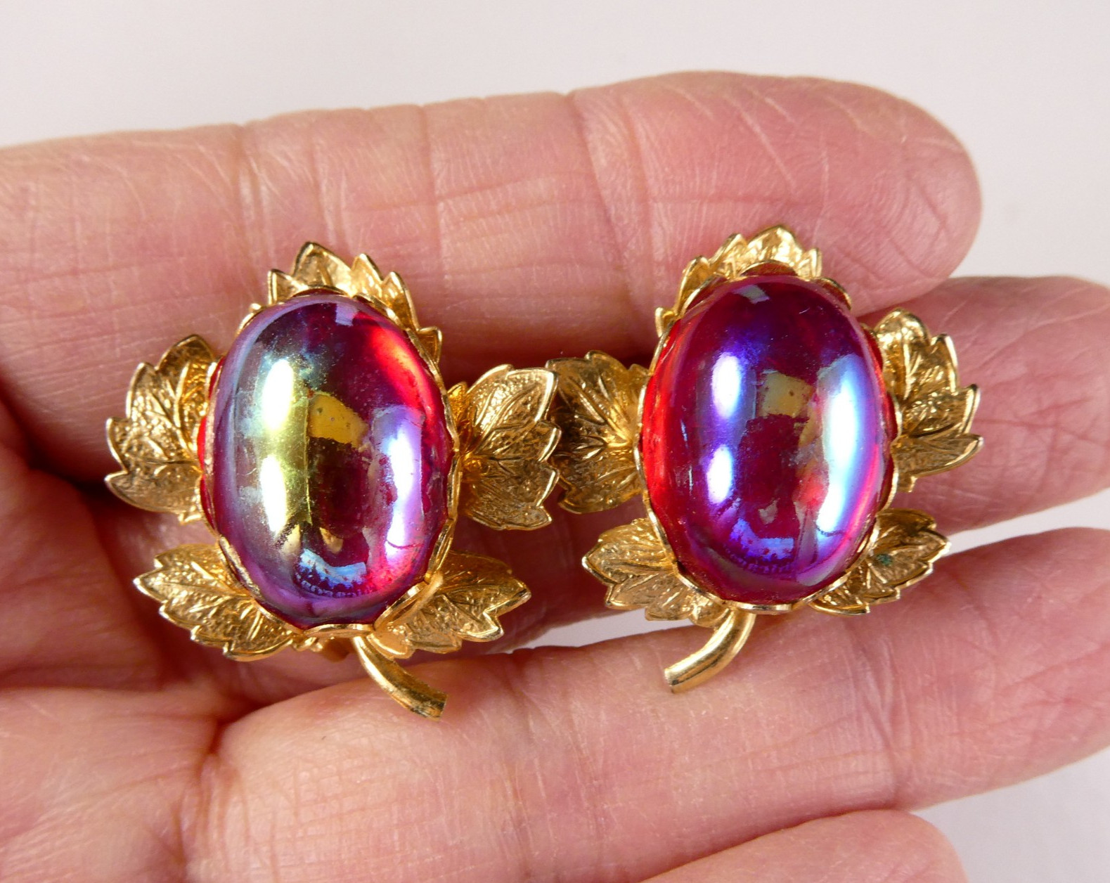 Vintage Iridescent Red Glass Cabochon Clip On Earrings Golden Leaves NICE