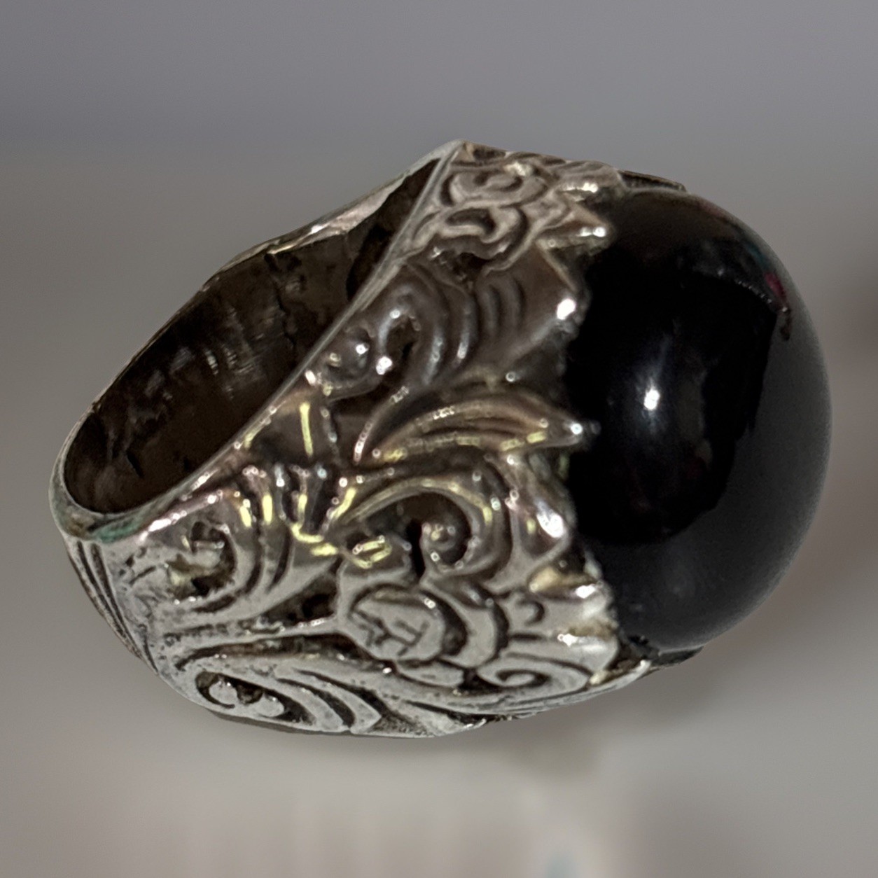 Vintage Silver‑Tone Ring with Black Onyx‑Style Cabochon Scrollwork Design