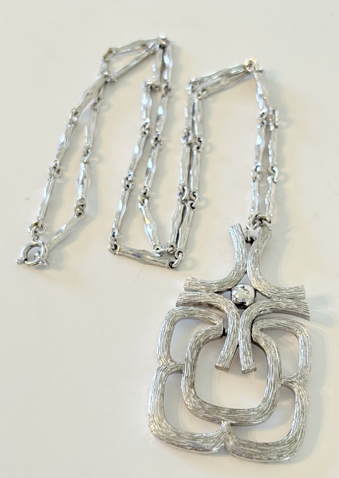 Vintage AVON Textured Silver Tone Articulated Pendant On 24″ Chain