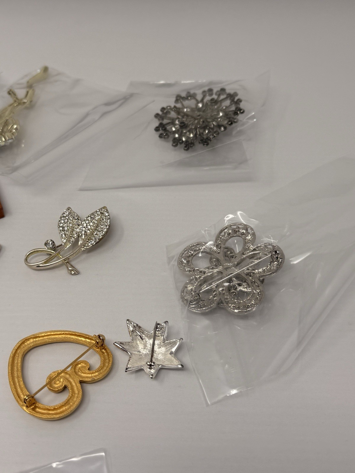 Lot Of 14 Brooches Flower Hearts Wood Rhinestone Brooch Pin Set