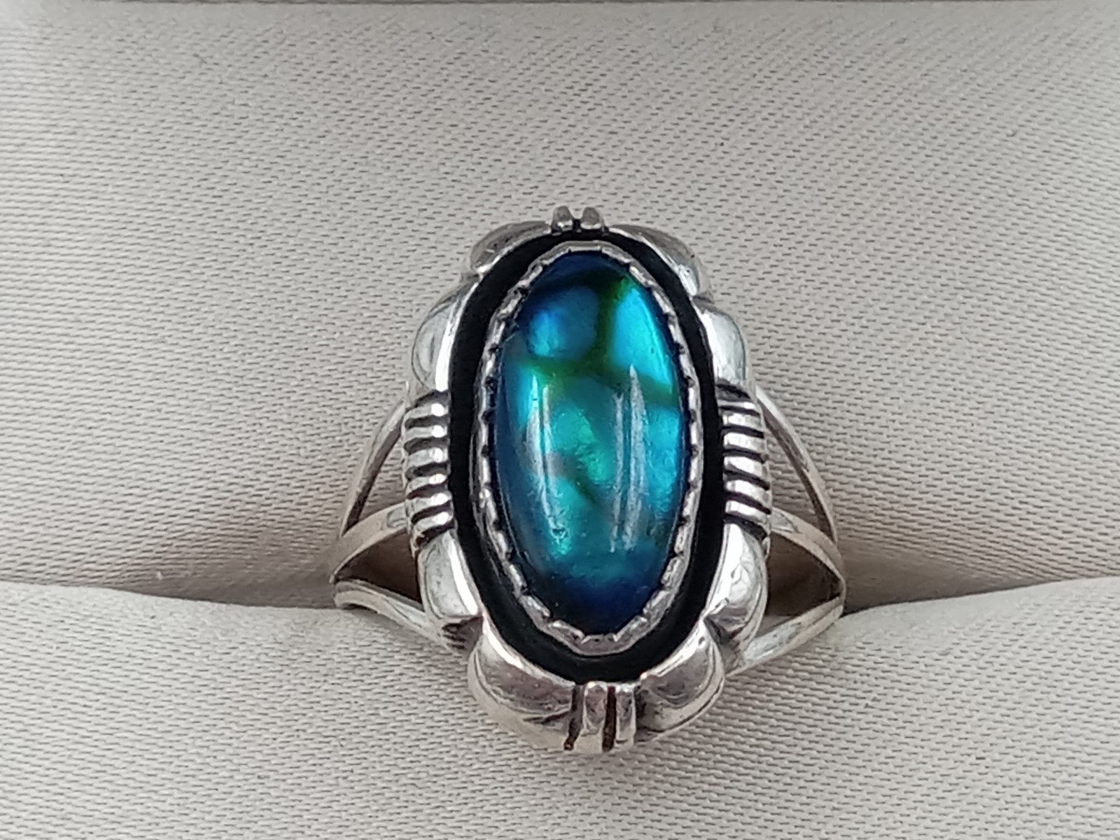 Wonderful L Yazzie Artist marked Sterling Silver & Paua shell ring