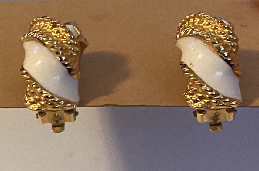 Vtg GAY BOYER Signed White Enamel Gold Tone Rope Design Retro Chic NY Earrings