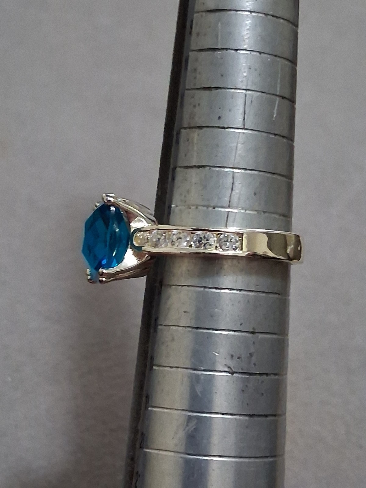 Blue cushion-cut glass stone ring w/clear stone accents, silverplate, SZ_7