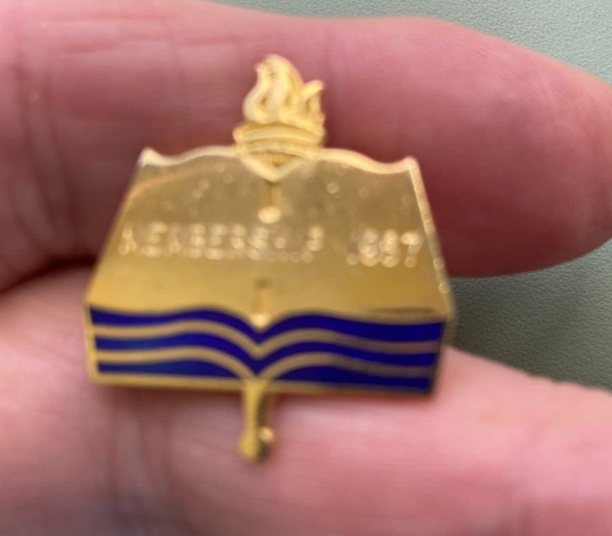 1987 MEMBERSHIP GOLD PIN BACK PIN 1” TALL BLUE ENAMEL COLLEGE NOT SURE