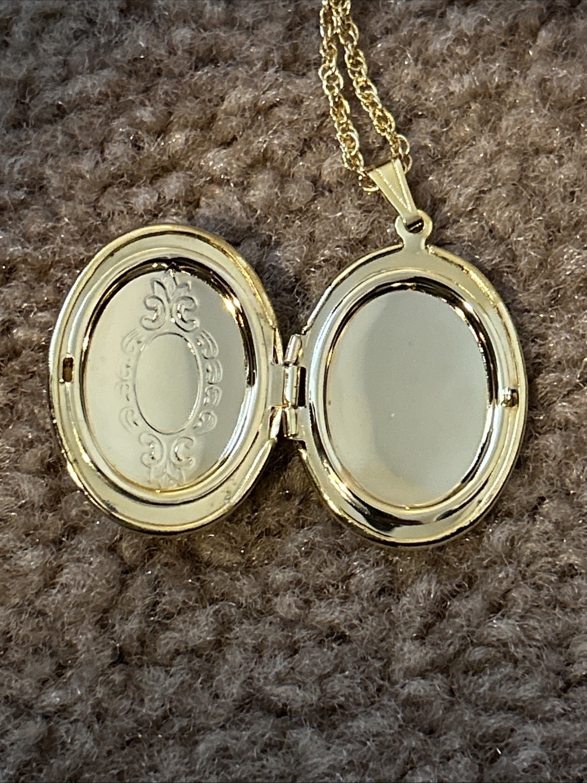 Goldtone Necklace Chain And Locket Pendant With A Faux Pearl 24” Chain