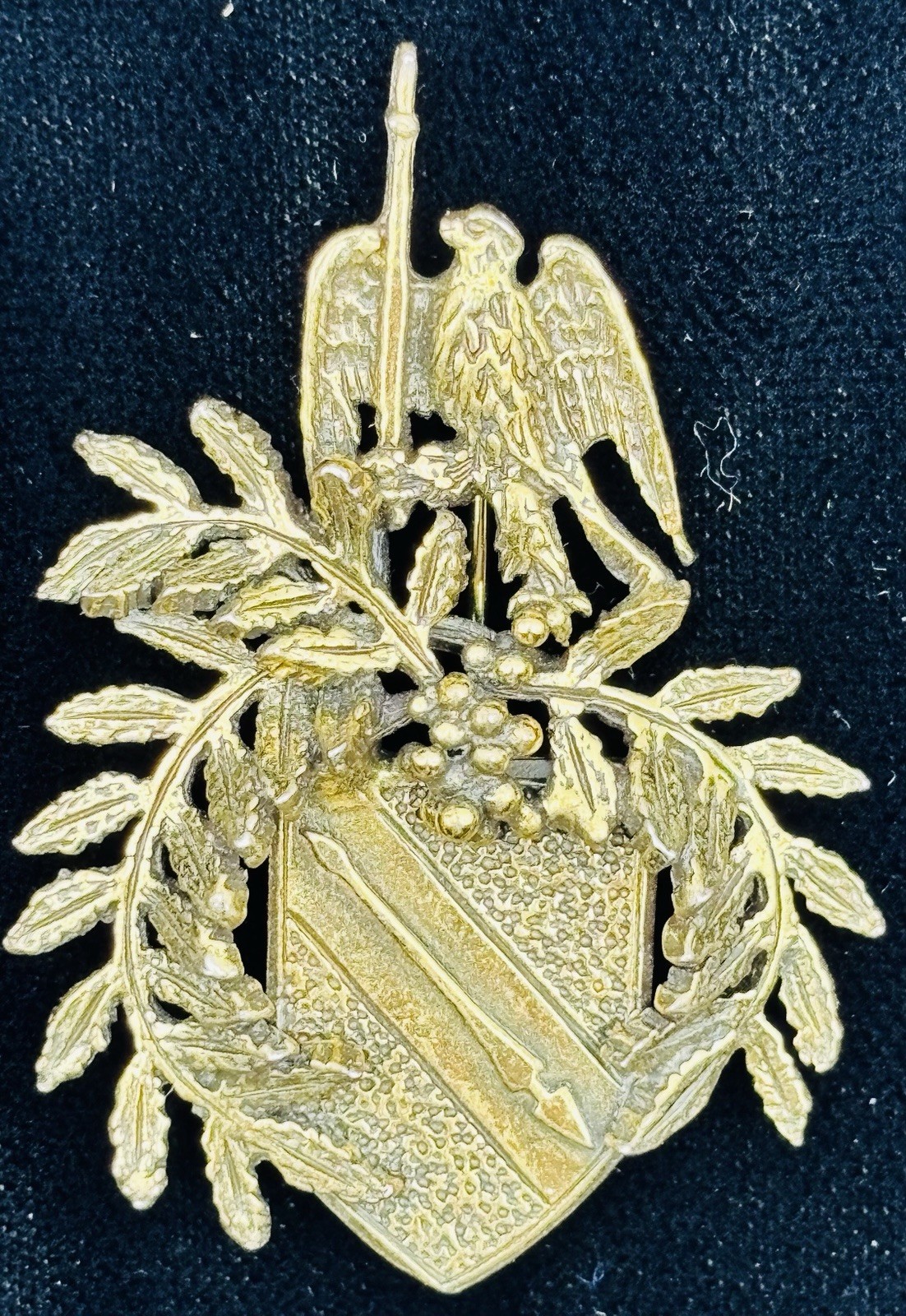 Vintage Robert Zentall American Eagle Crest With Leaves Brooch Antique Goldtone
