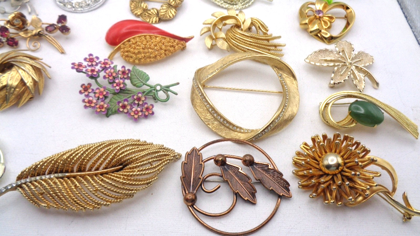 25 Vintage Cabochon Crystal Enamel Faux Pearl Rhinestone Flower Leaf Brooch Lot