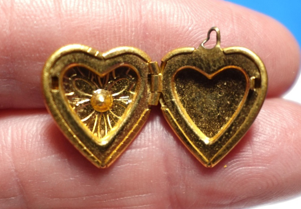 GOLD FILLED VINTAGE HEART LOCKET PINK STONE 13 X 15 MM 1.2 GRAMS J-715