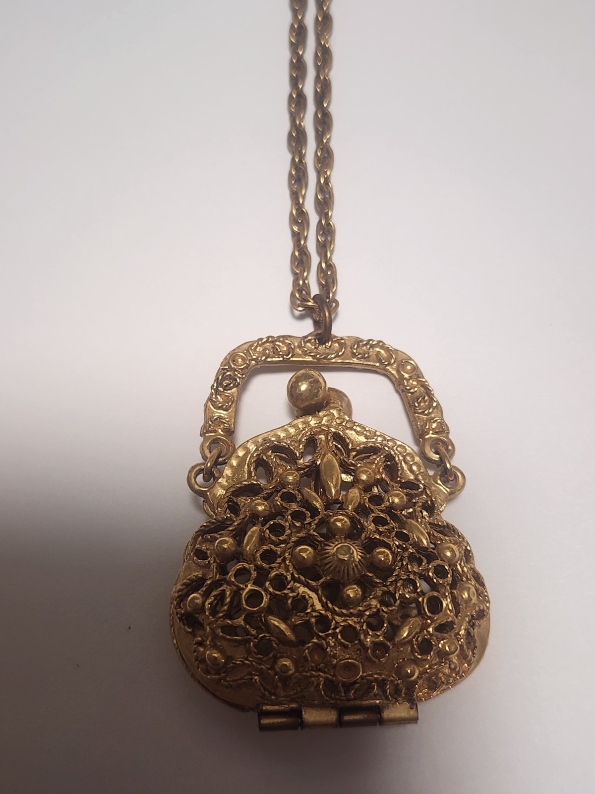 Vtg ART Arthur Pepper Purse Locket Necklace Pendant Gold Tone Filigree Kiss Lock
