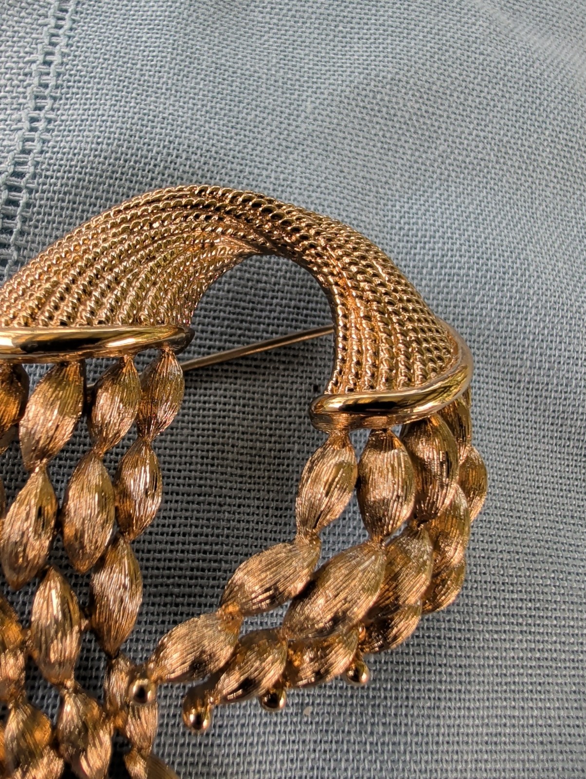 Monet Brooch Gold Tone Modernist Swirl Ribbon Pin Vintage Mid Century