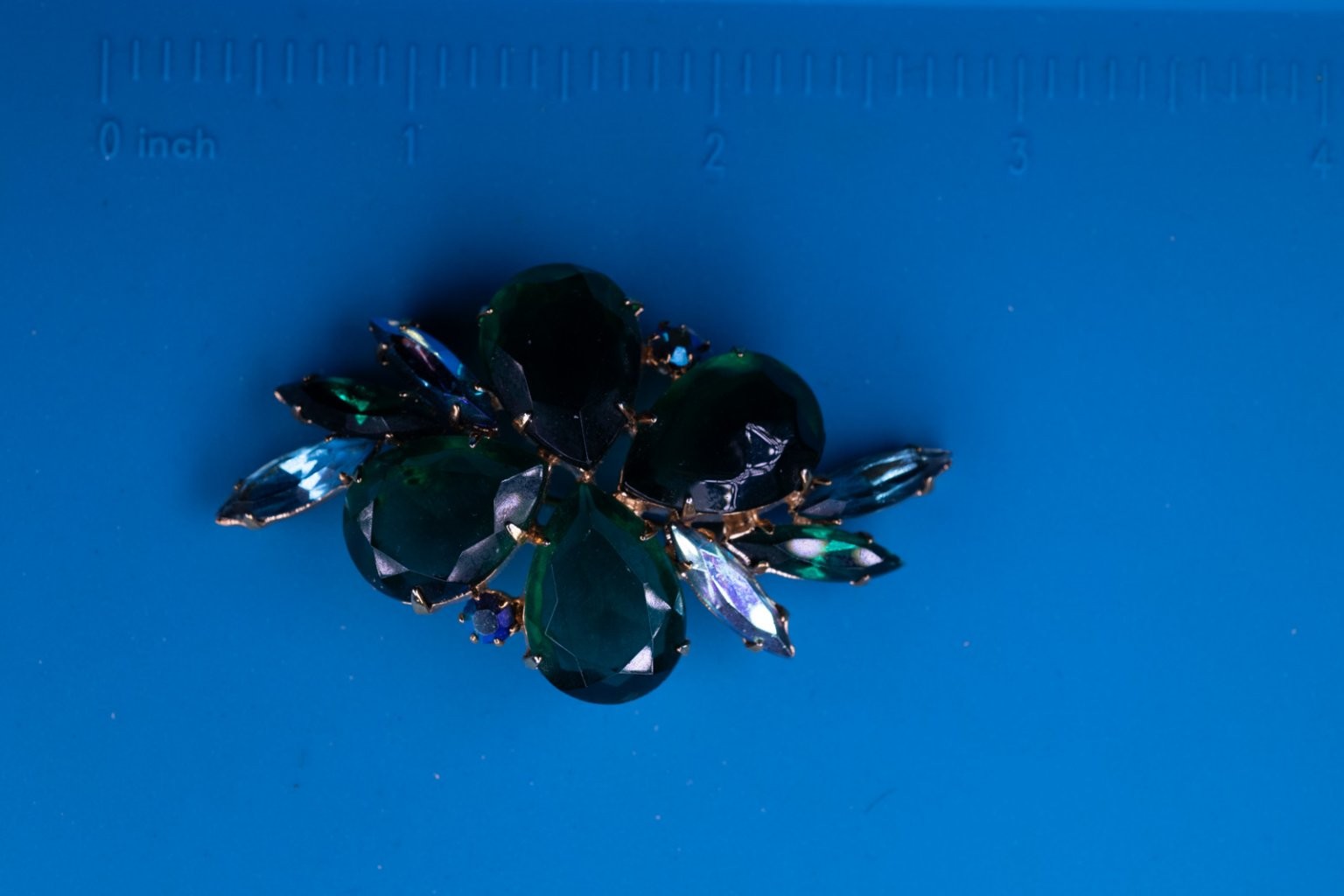 Vintage Floral Cluster Brooch Pin Gold Tone 2″ Emerald Blue Rhinestone
