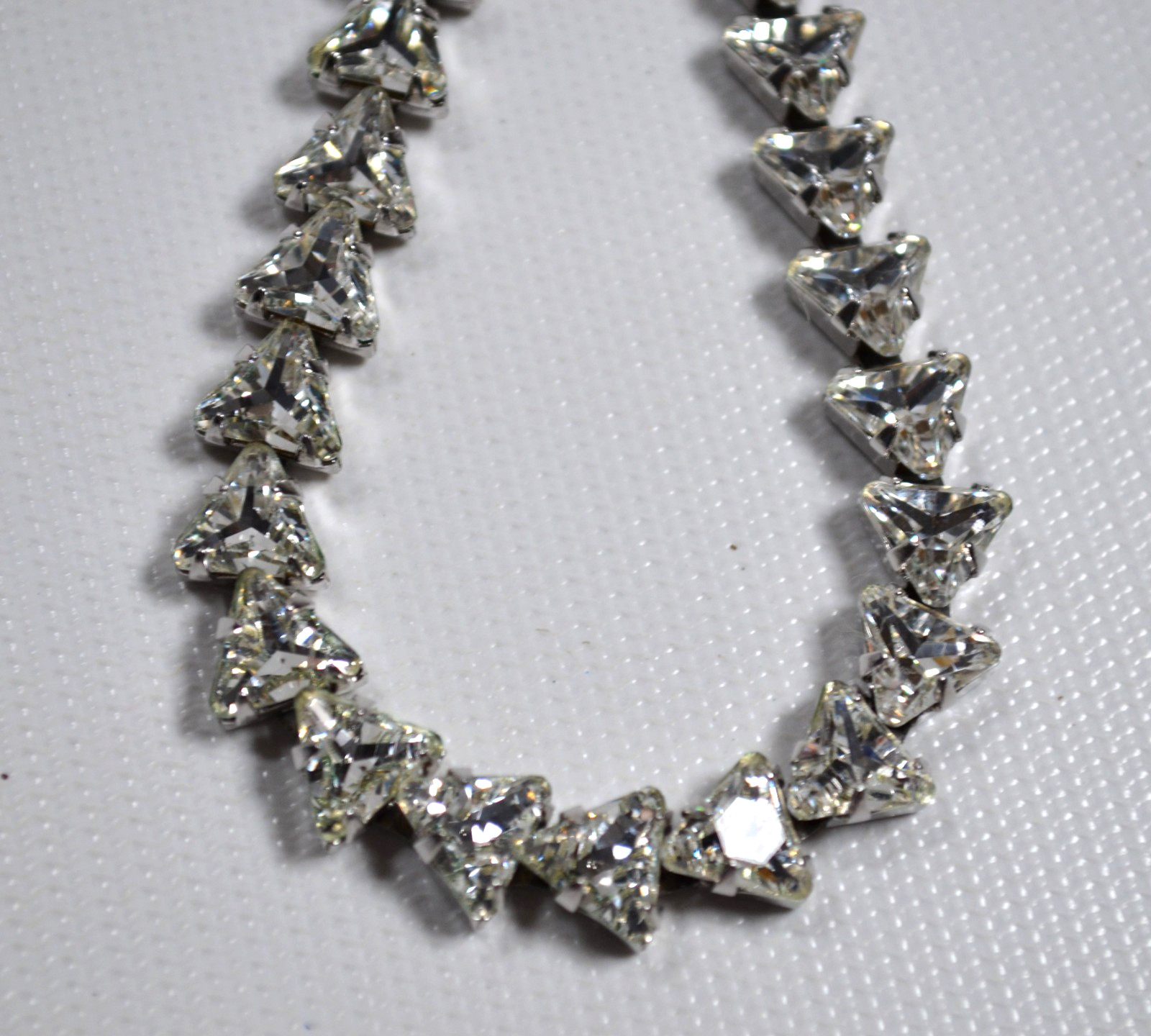Vtg Silver Tone Choker Necklace Clear Triangle Shaped Rhinestone Beautiful 16″