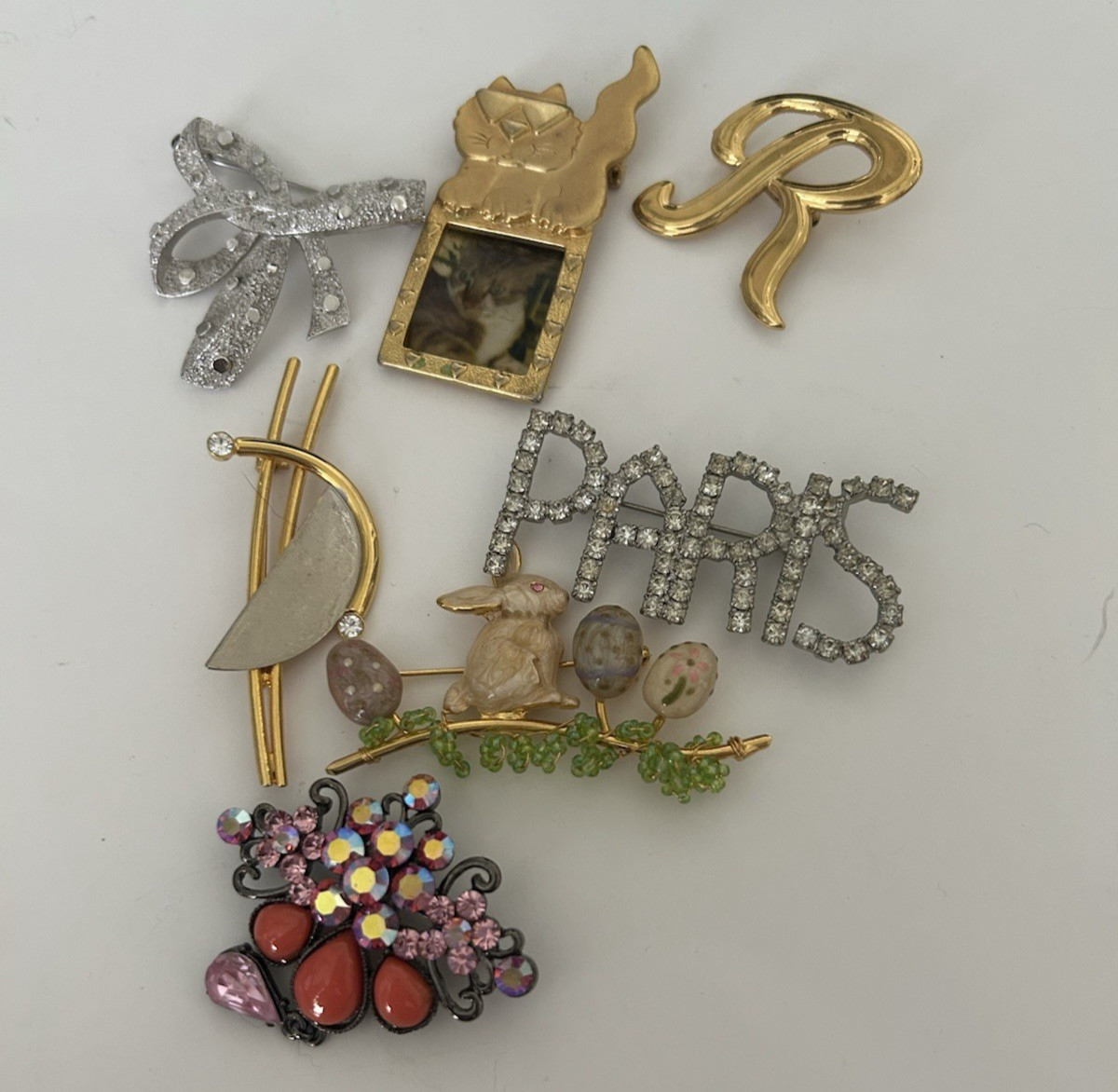 7 Piece Lot Vintage Multi Styles and Metals + Broaches Pins, Cat,Paris Pin PW3-4