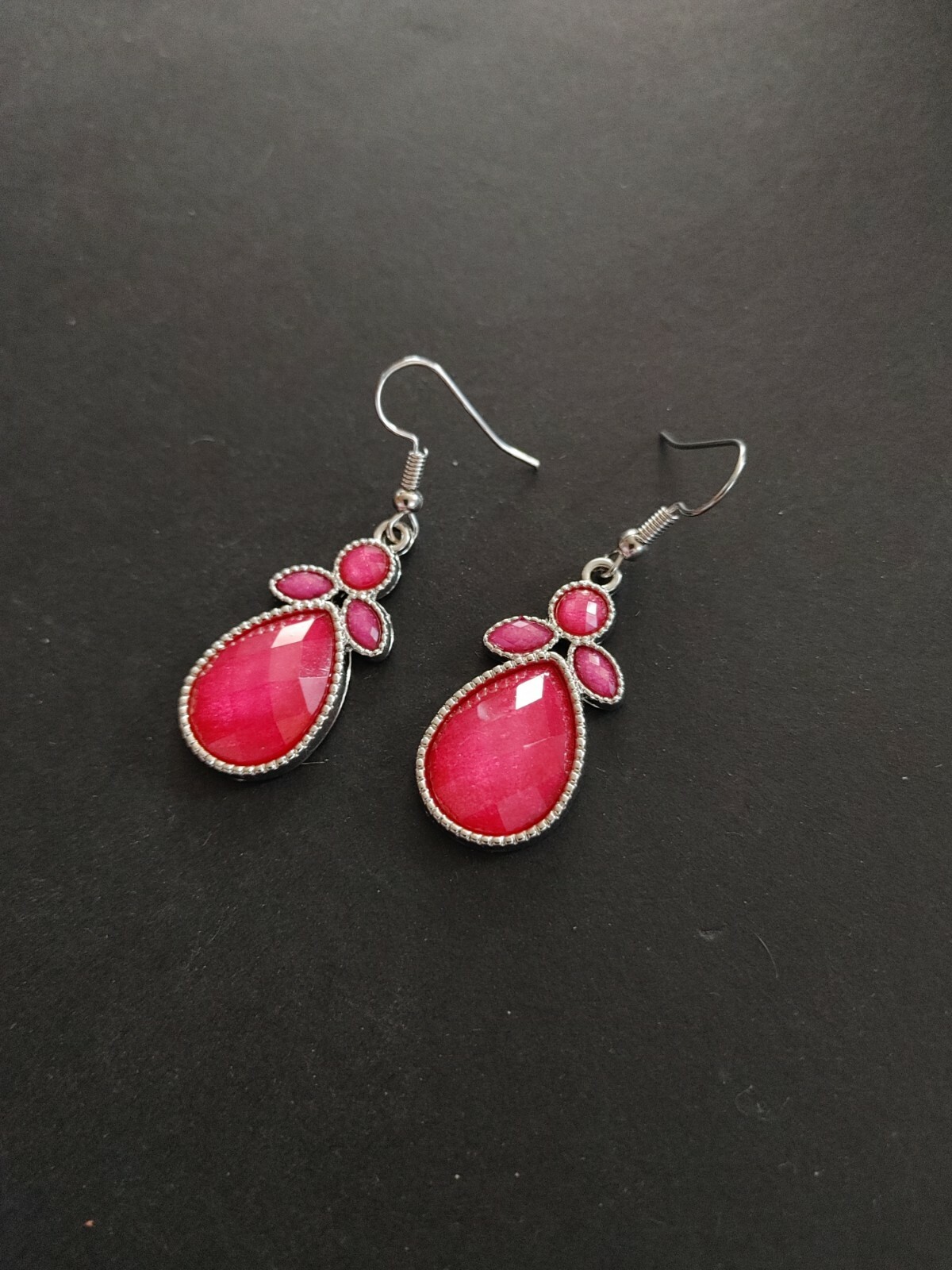 Vintage earrings hot pink faceted acrylic rhinestone silver tone metal