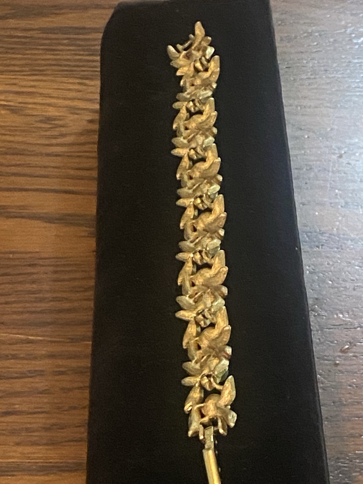 VTG Collectable AVON 1971 Evening Creation Gold tone Leaves W/Pearls bracelet