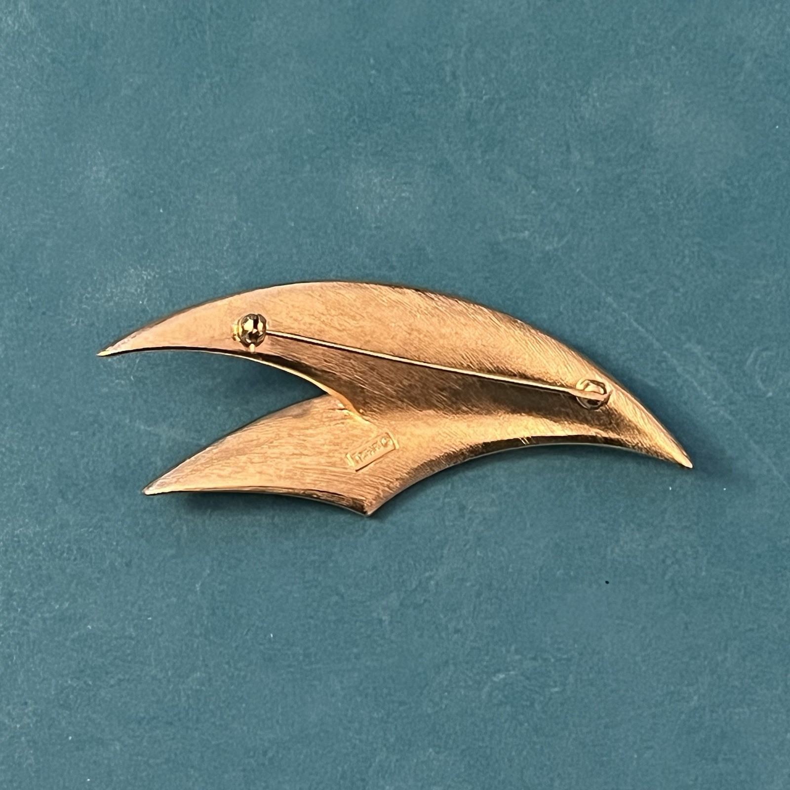 TRIFARI Off White Enamel Brooch Pin Gold Tone Geometric Abstract Vintage READ