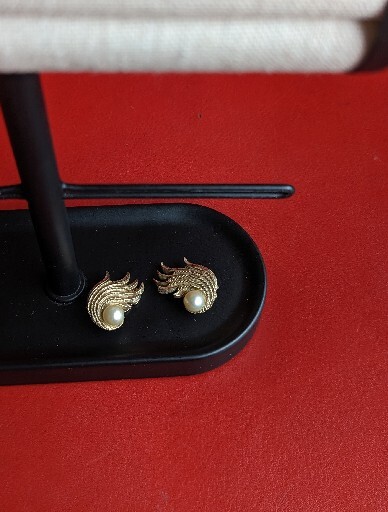 Vintage Classic KRAMER Faux Pearl Gold Tone Swirl Spray 1″ Clip Earrings