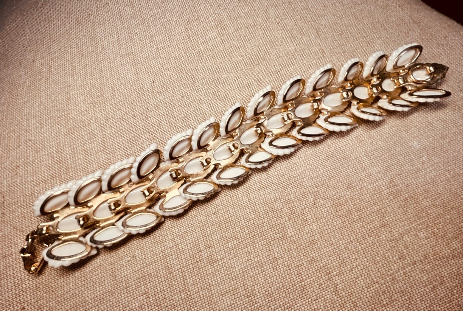Vintage White Lucite Leaf Link Articulated Bracelet 3 Row ~ 7.25”