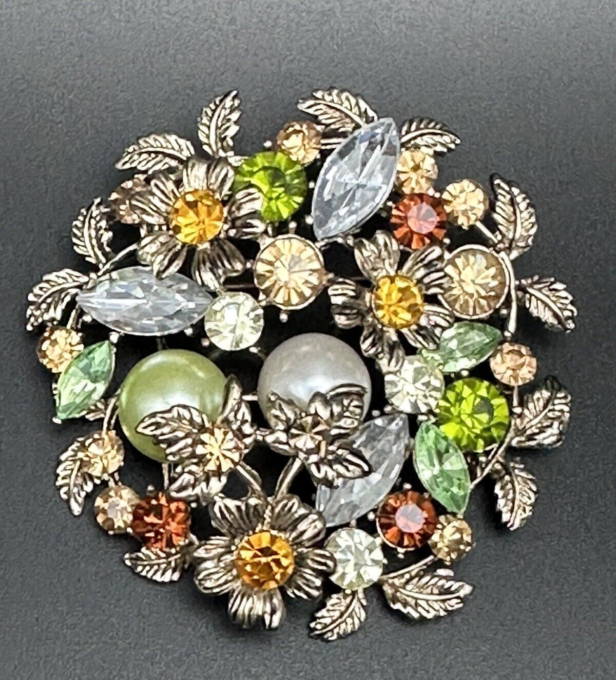 VTG GOLD TONE FLORAL PIN/BROOCH WITH GREEN, AMBER, CLEAR, BROWN RHINESTONES K832