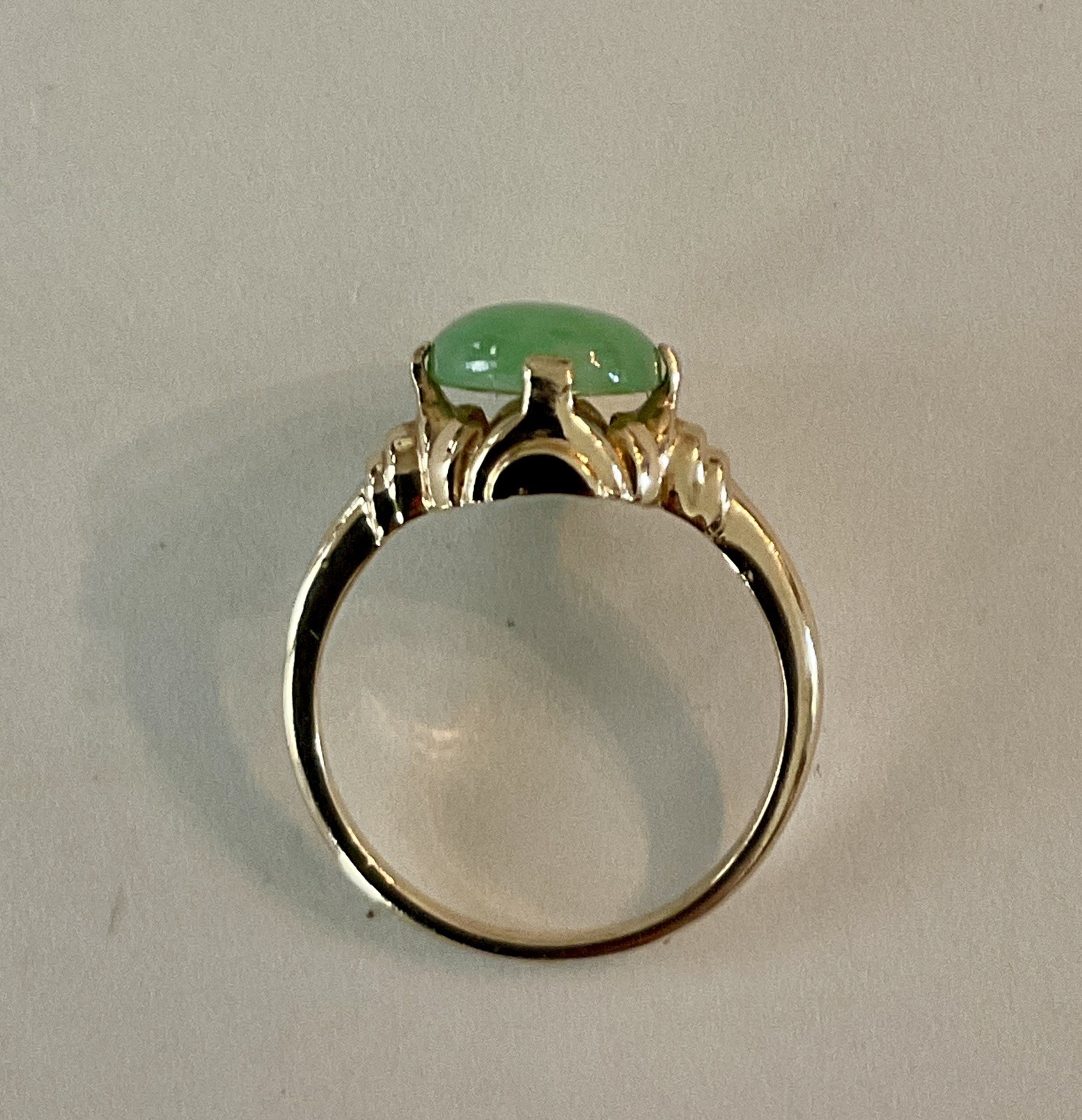 Vintage 14K Yellow Gold 9.5mm Light Green Jade Jadeite Ring 2.63 gr Size 5 1/2