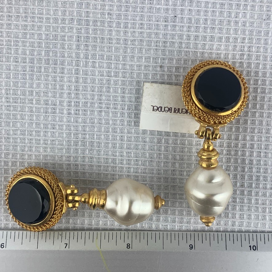 vintage Earrings Black Jet Pearl Drop 80’s clip-on Henri Bendel Beautiful detail