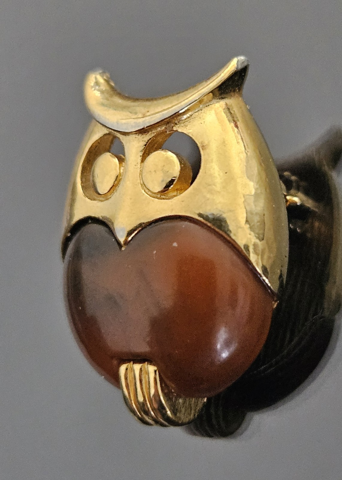 Vintage Small CROWN TRIFARI Gold Tone With BROWN LUCITE OWL BROOCH PIN .75″