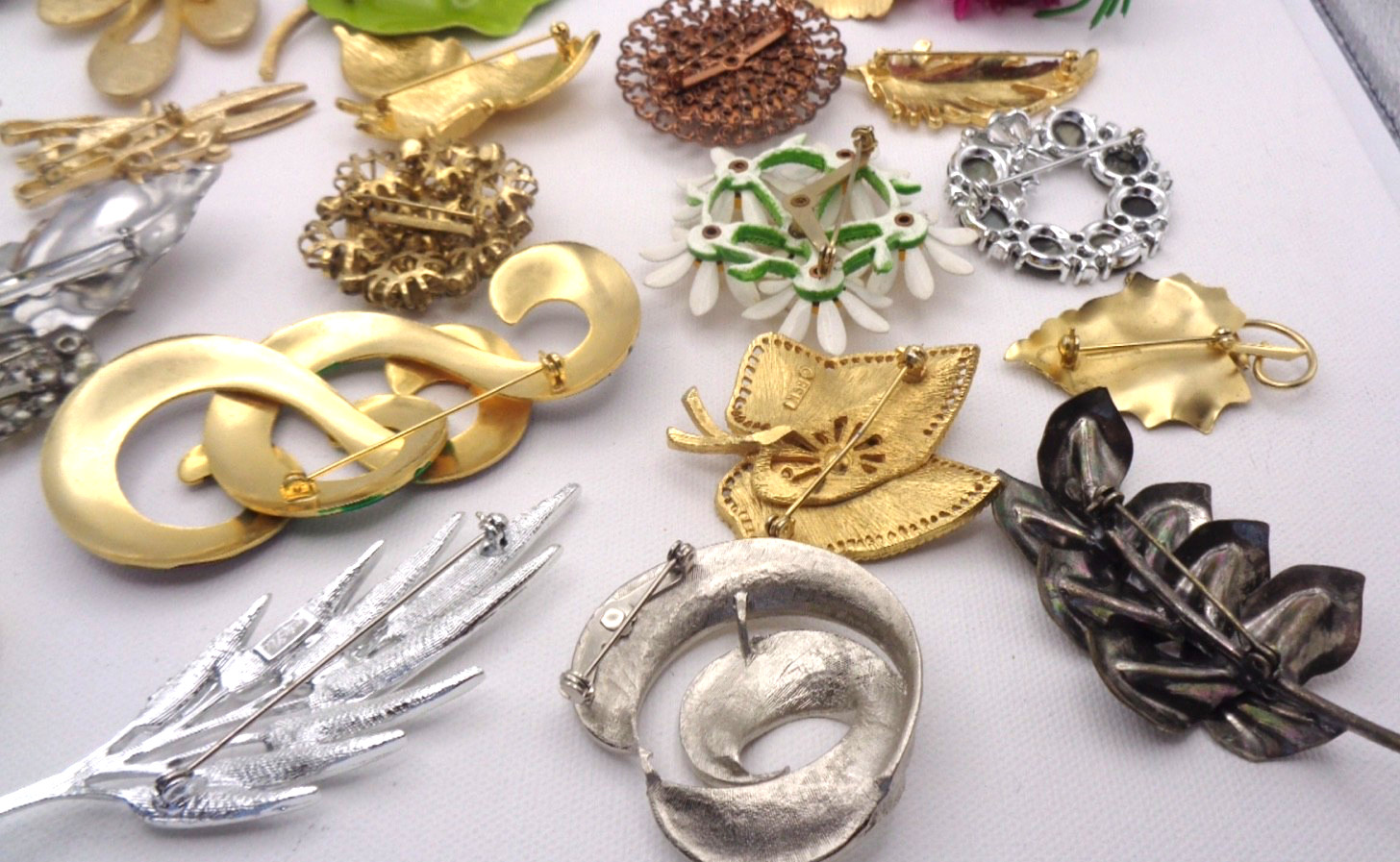 25 Vintage Cabochon Crystal Enamel Faux Pearl Rhinestone Flower Leaf Brooch Lot