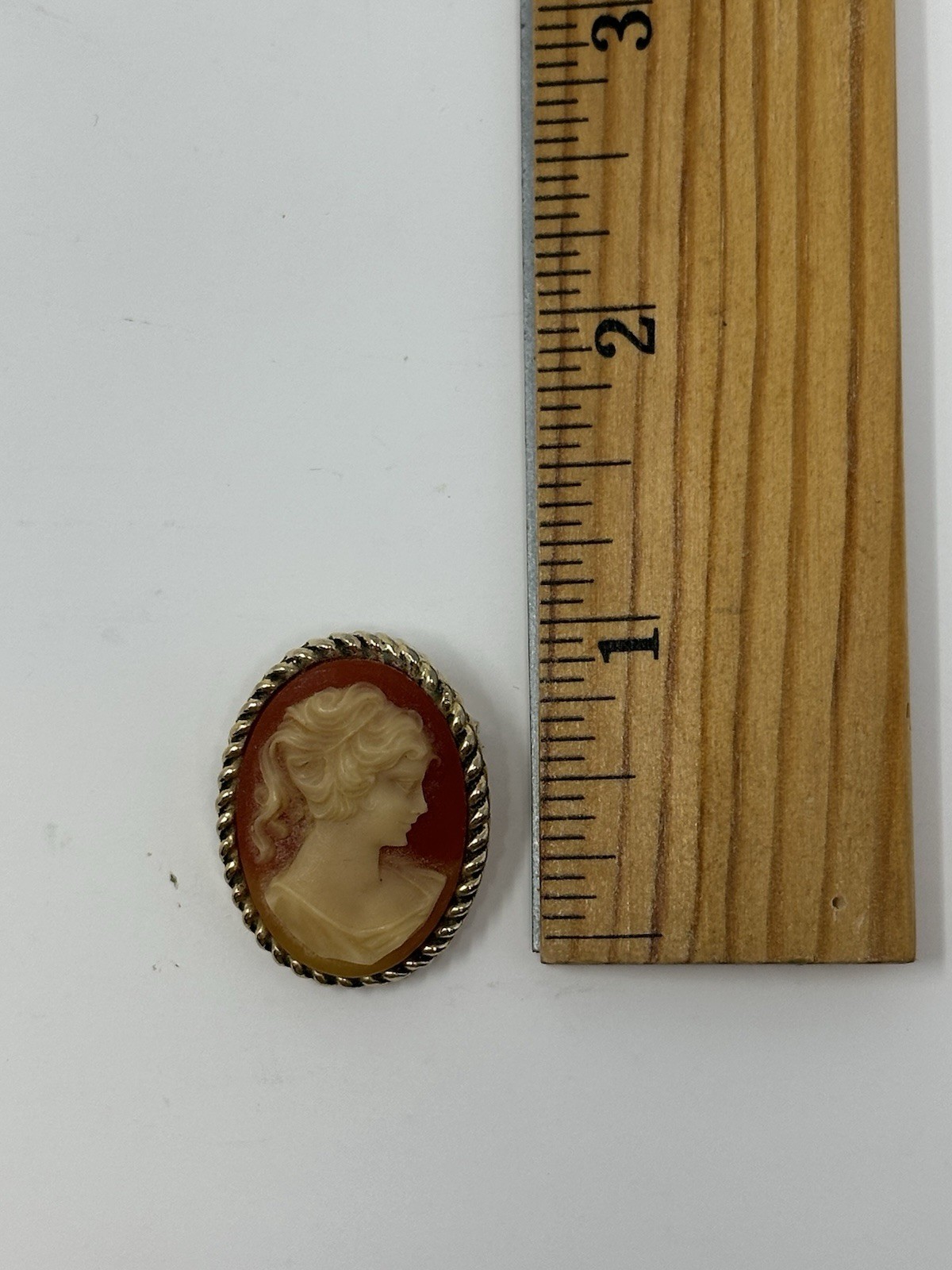 Vintage Cameo Brooch Pin Orange Cream Oval Gold Tone Twist Frame Estate 3/4″x1″
