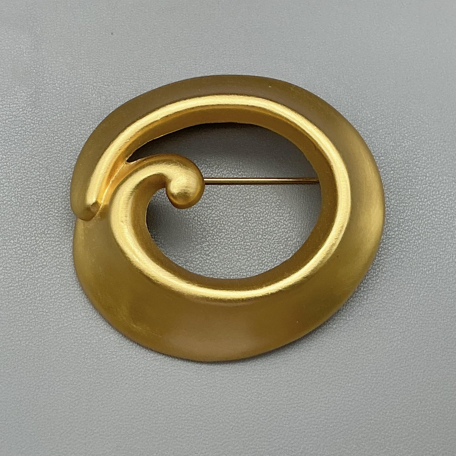 AK Brooch Abstract Modernist Swirl Round Gold Tone Art Pin Retro Costume Jewelry