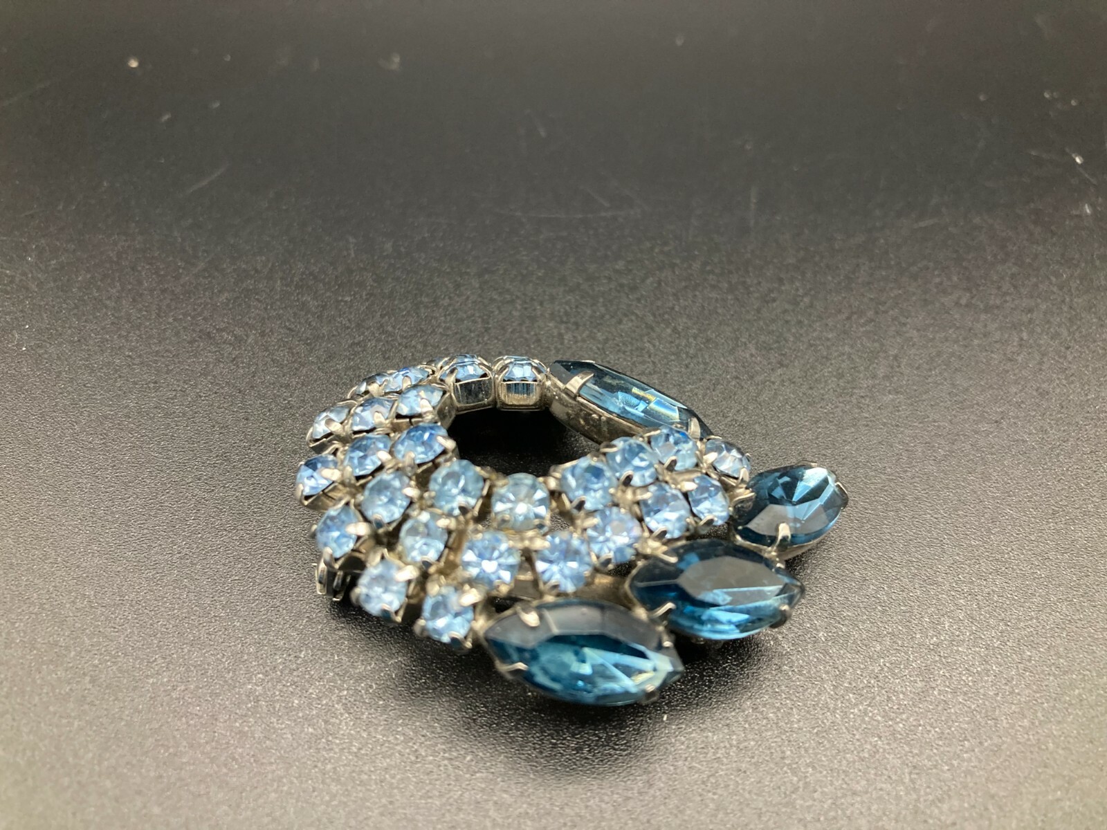 Vintage Aquamarine Crystal Art Deco Bejeweled Swirl Ribbon Teardrop Brooch Pin
