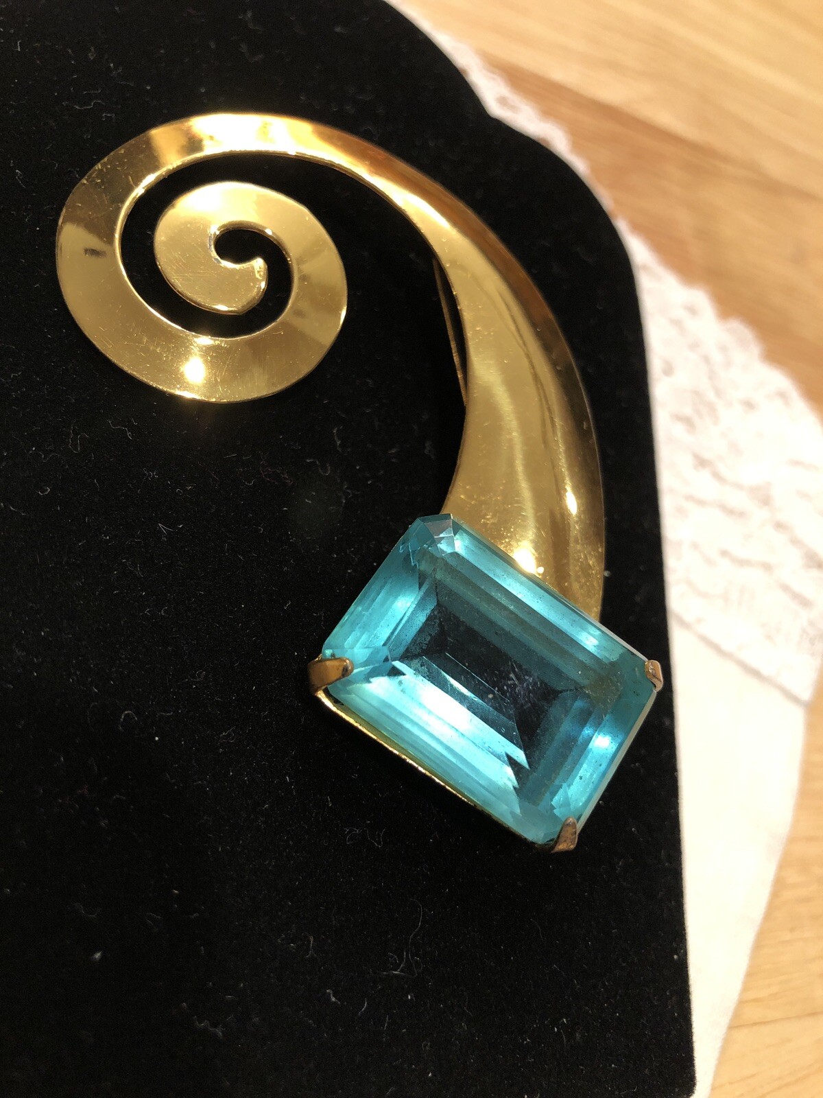 SIGNED CORO VERMEIL/STERLING LARGE AQUA RHINESTONE SWIRL BROOCH- MINTY CONDITION
