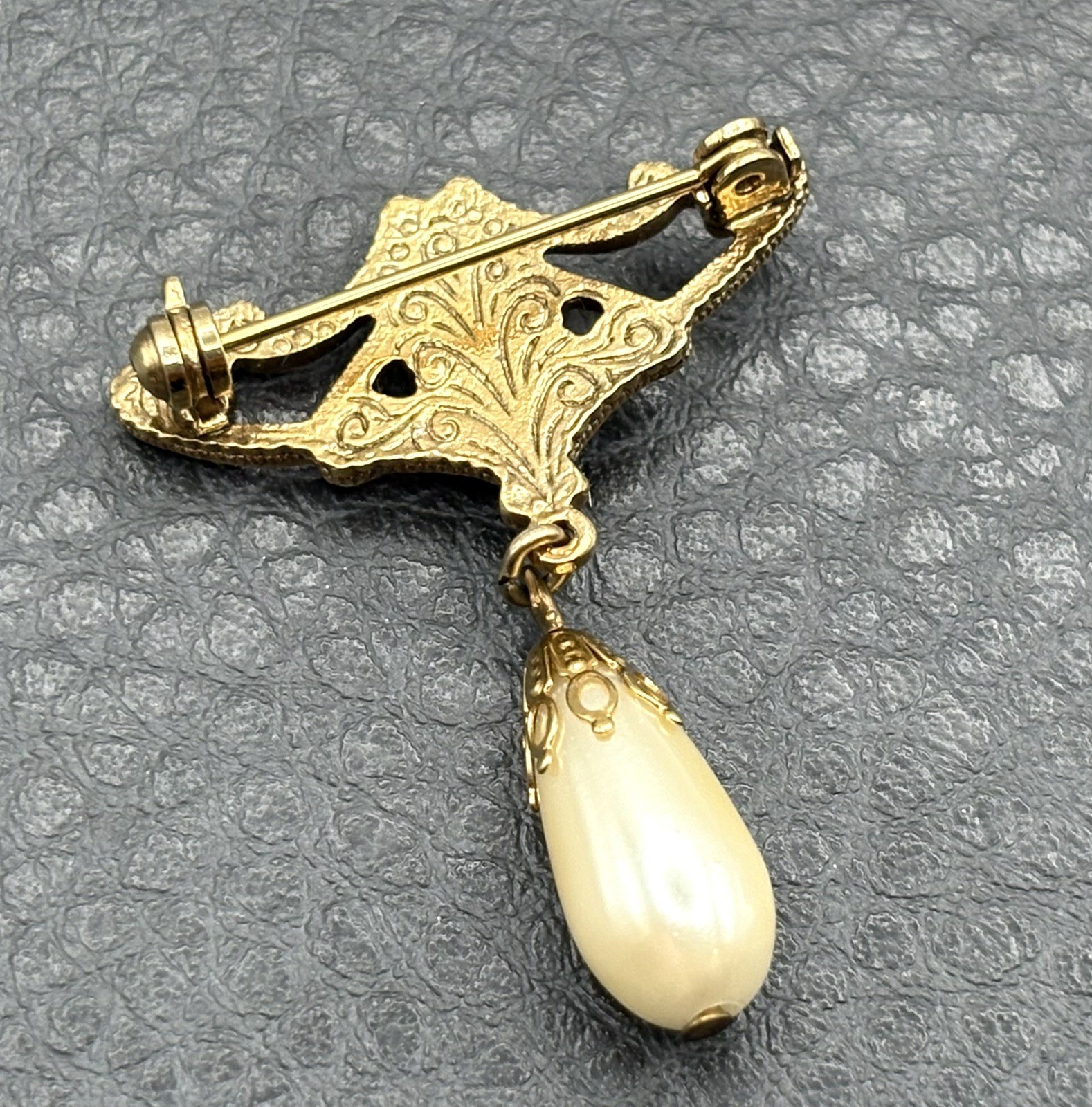 1928 Brand Vintage Pin Brooch Faux Pearl Dangle Purple Gripoix Style Cabochon