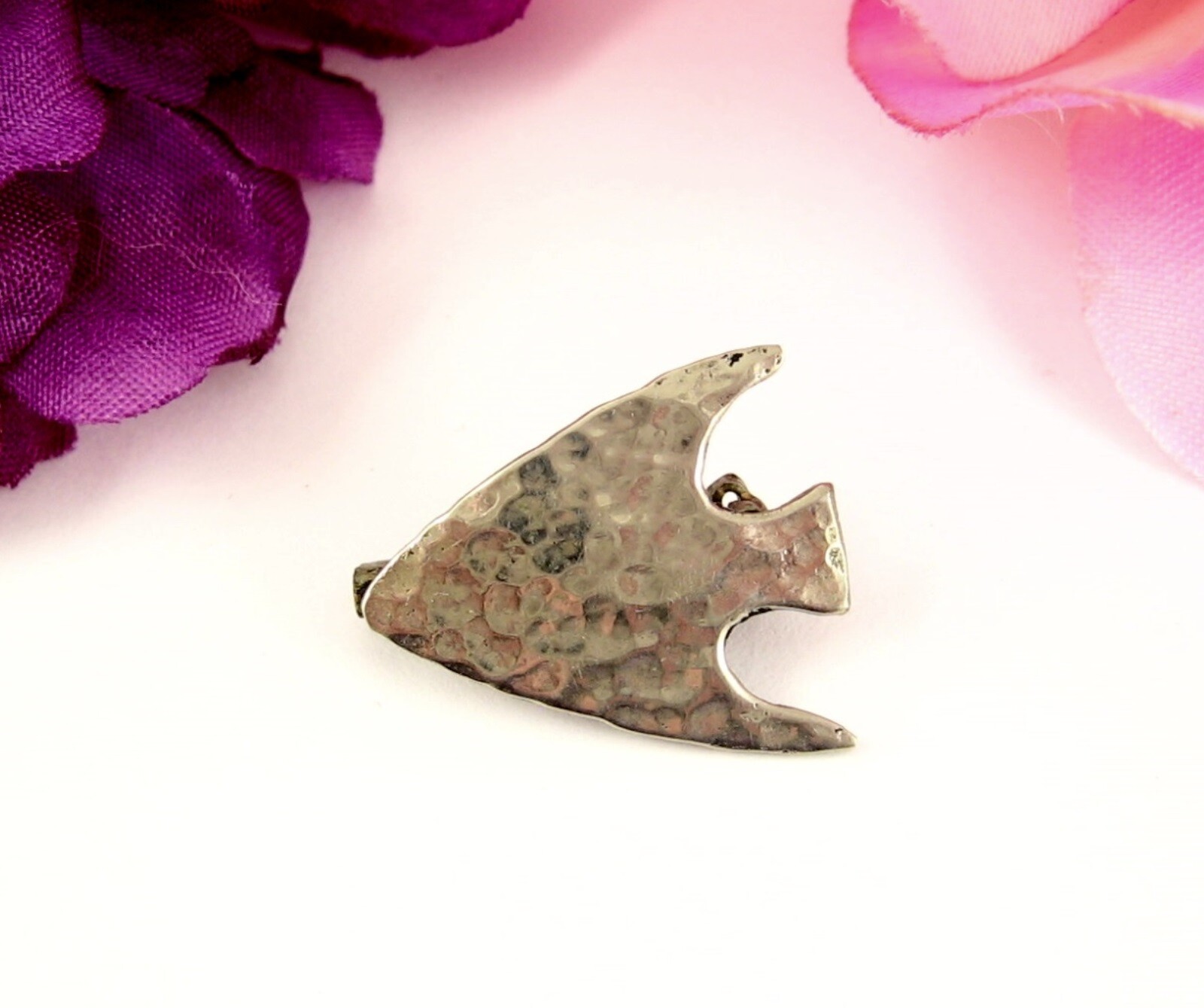 Hand Hammered ARROWHEAD PIN Vintage Small Brooch Silvertone Handcrafted 7/8″