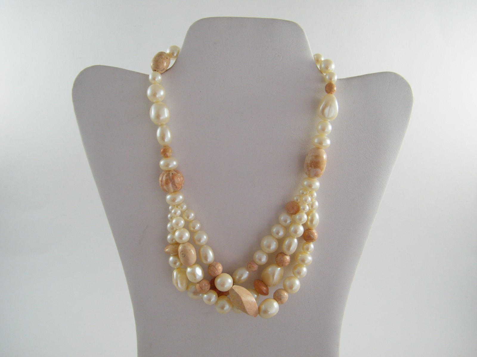 VINTAGE NEW RICHELIEU ~ 17 1/2″ NECKLACE FAUX PEARL & SALMON COLORED STONE BEADS