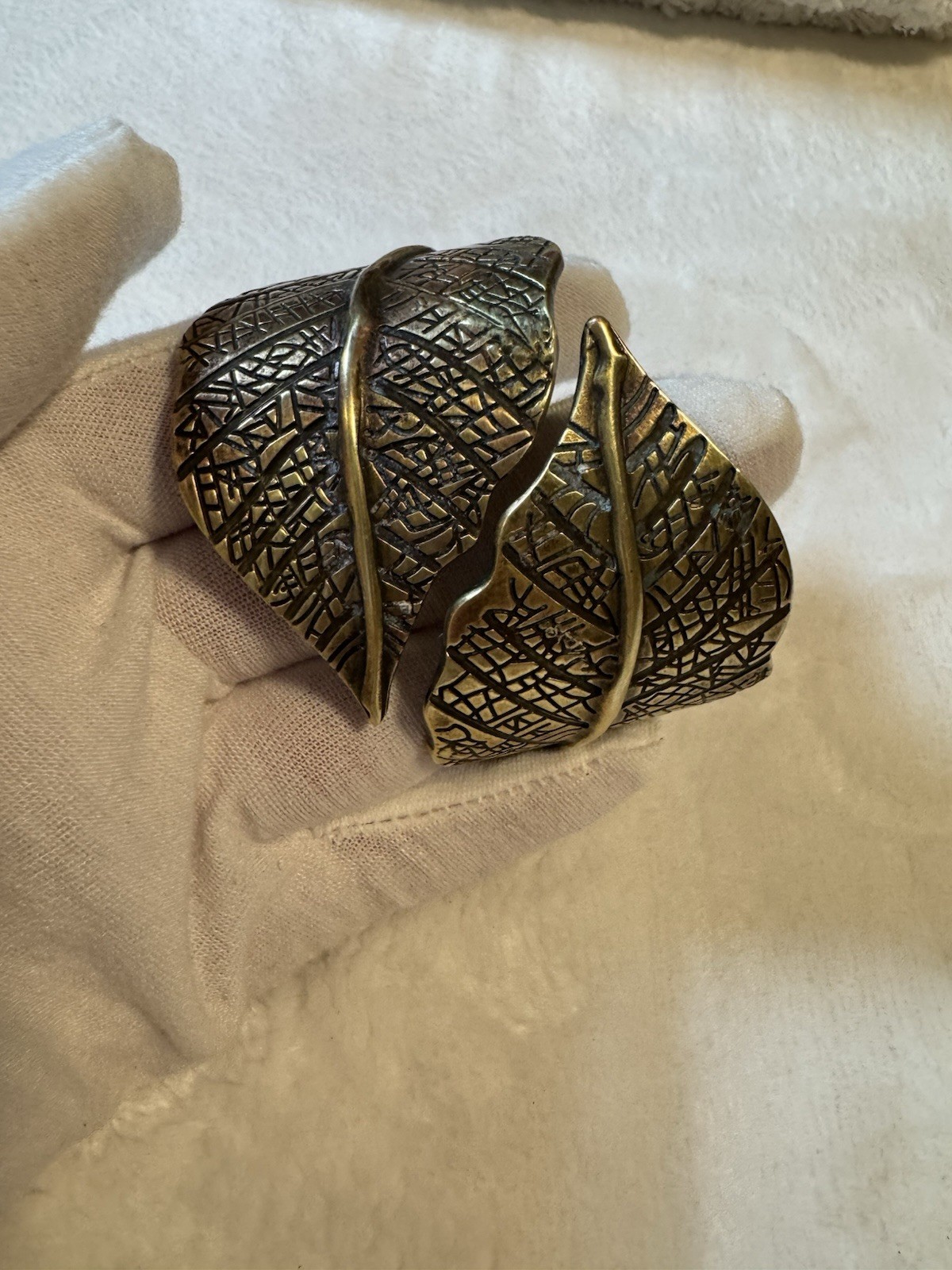 Vintage leaf Cuff Bracelet With A Hinge Opening For Easy Style