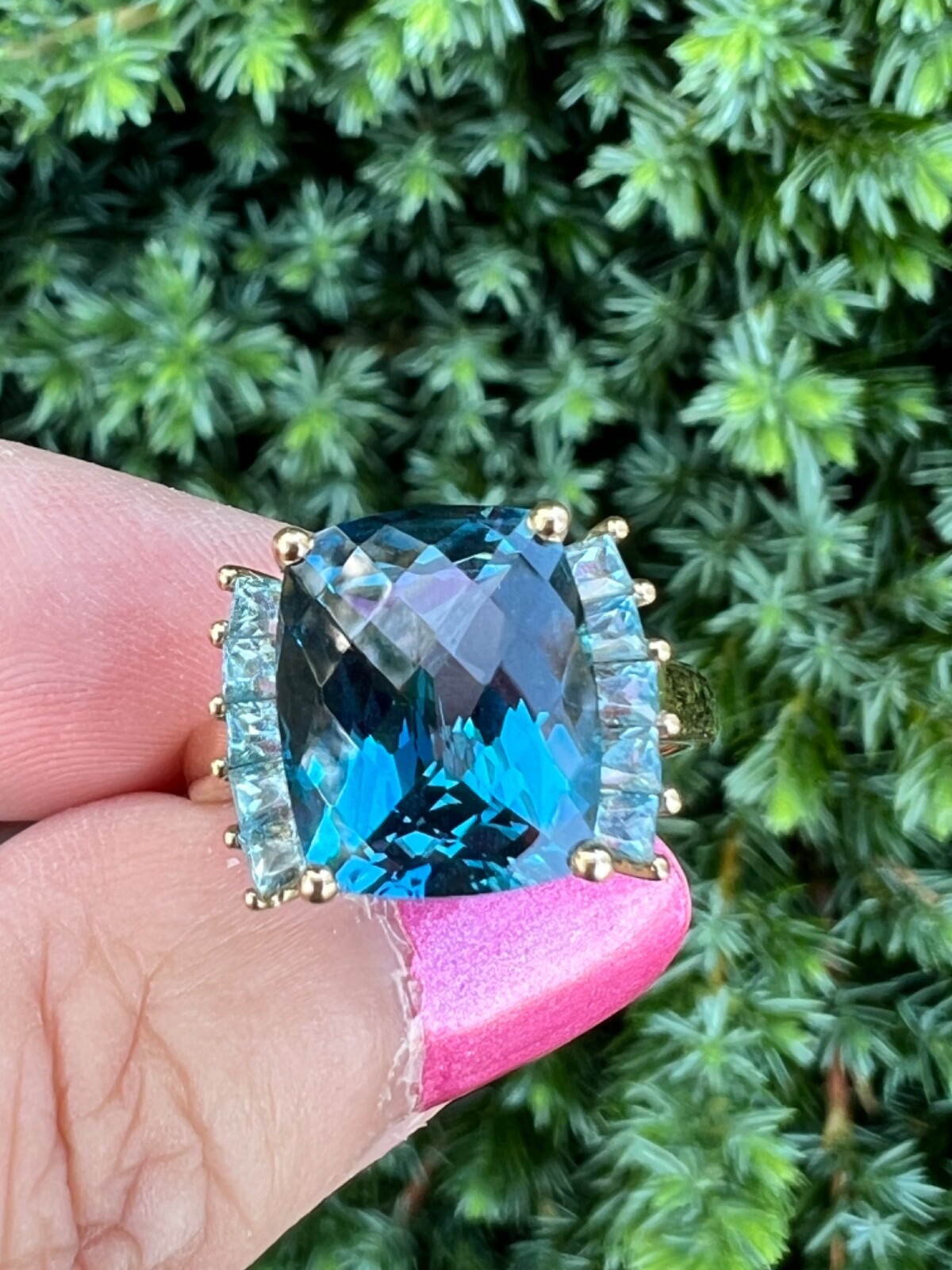 VINTAGE 14K GOLD FACETED DEEP TEAL LONDON BLUE AND LIGHT SWISS BLUE TOPAZ RING