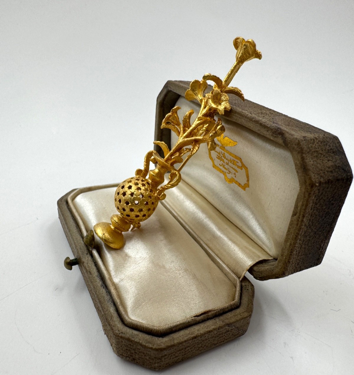 ELEGANT EARLY VINTAGE BROOCH GOLD TN VICTORIAN LILY BOUQUET LOVE BEAUTY DEVOTION