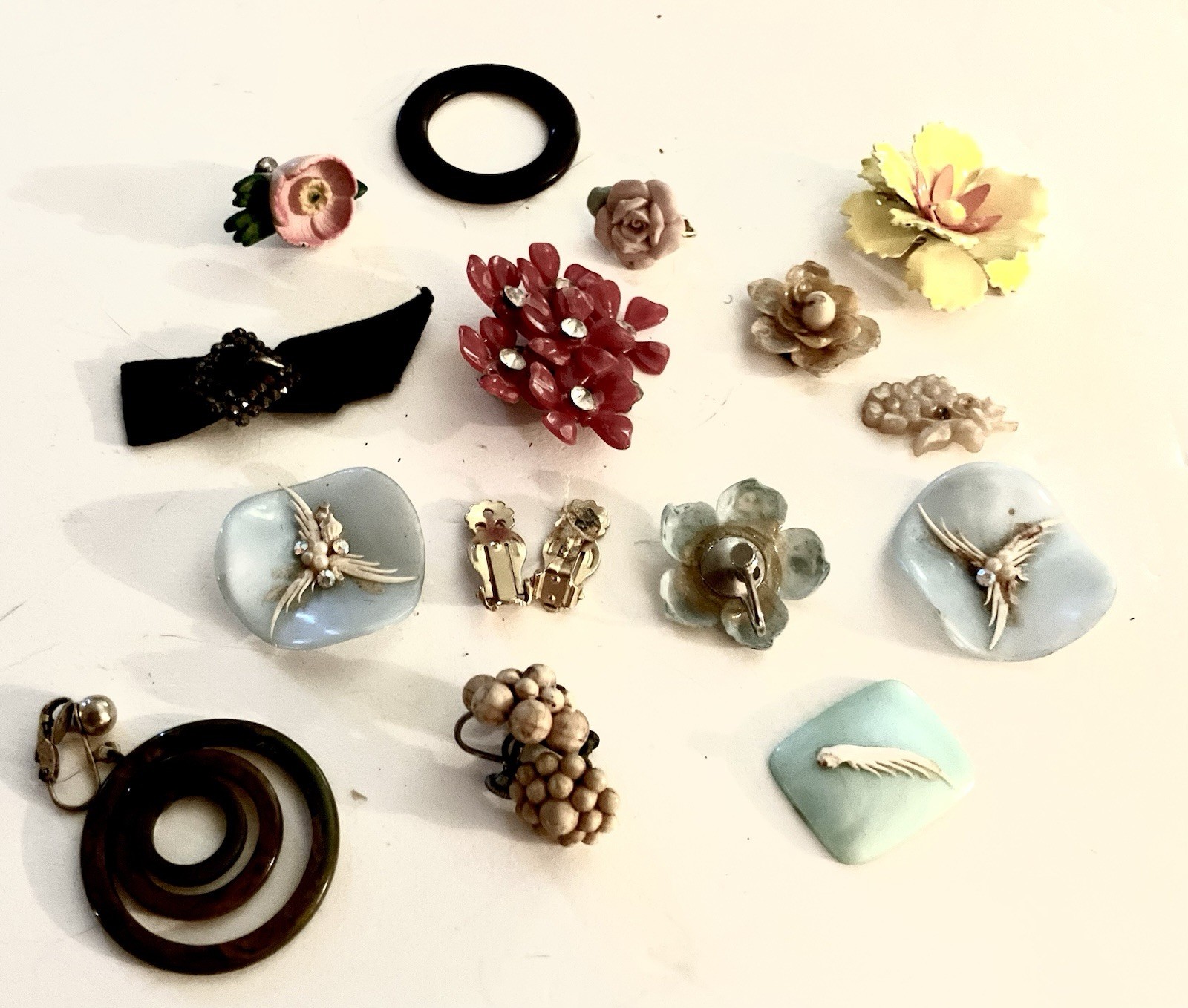 Huge Collection/Lot Vint-Retro Plastic Jewelry/Earrings/Pins/Single-Extra Pieces