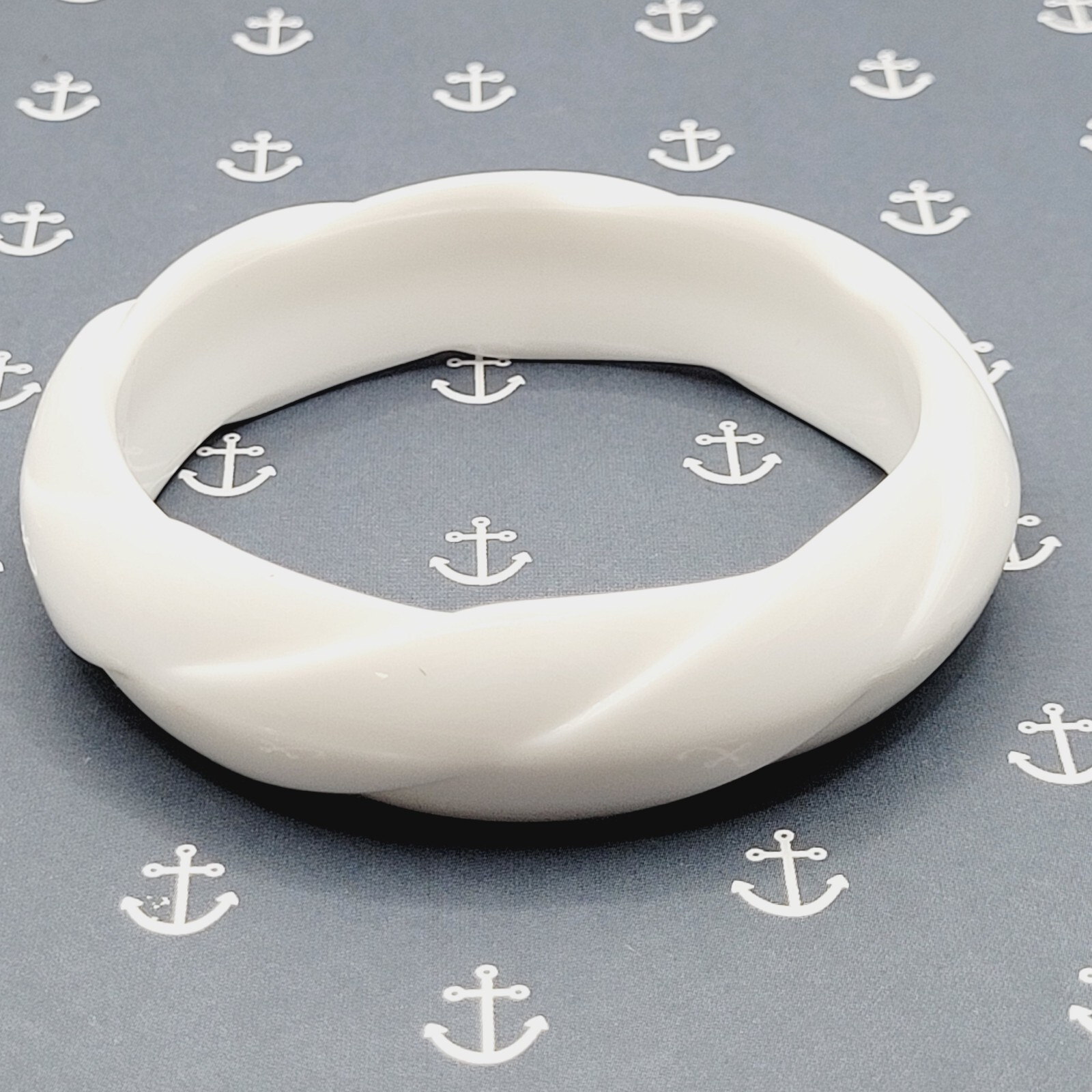 White with Twisted Wrap Design Style Resin Bangle Bracelet Retro Vintage 1980s