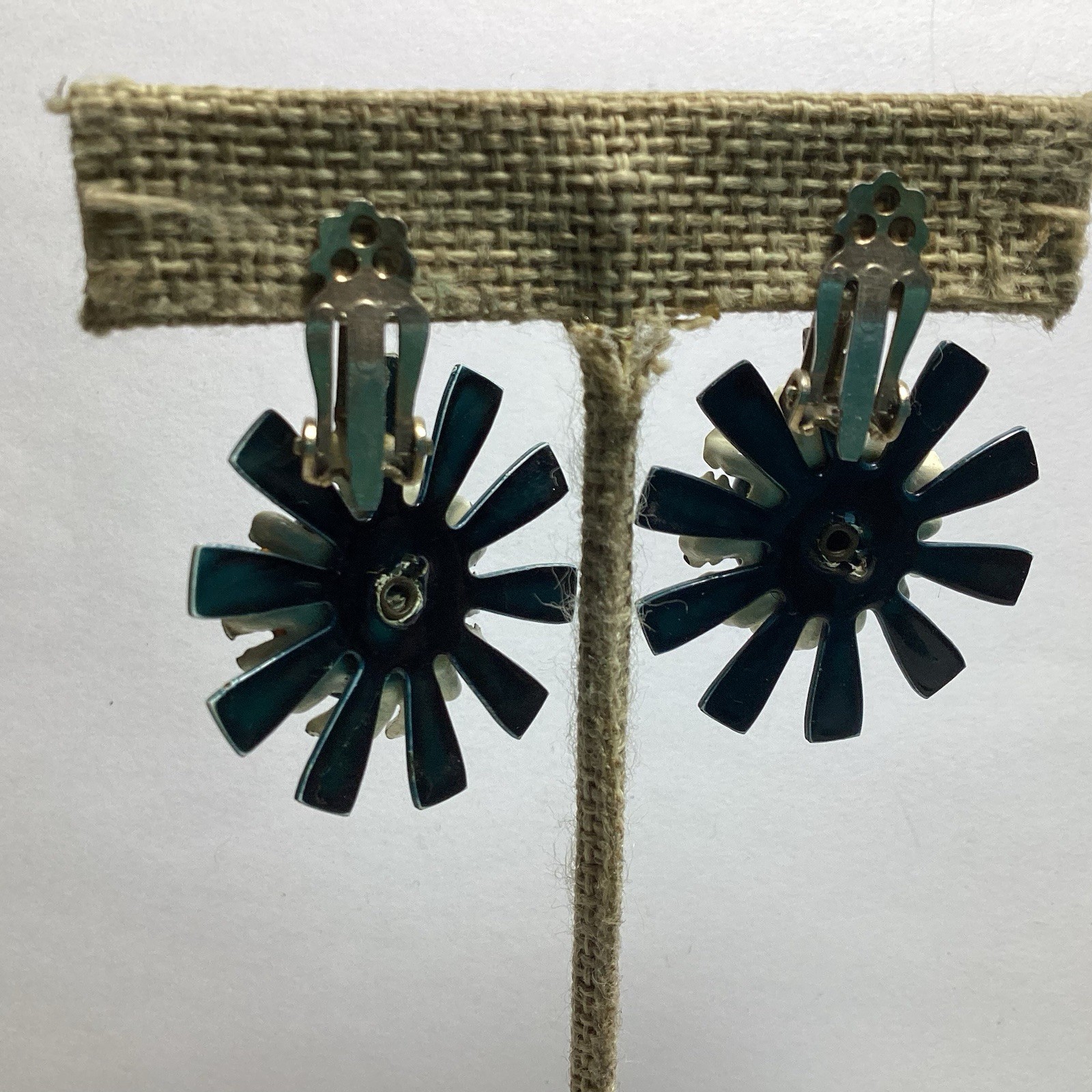 RETRO SIXTIES BLACK & WHITE DAISY CLIP-ON DROP DANGLE EARRINGS PLASTIC