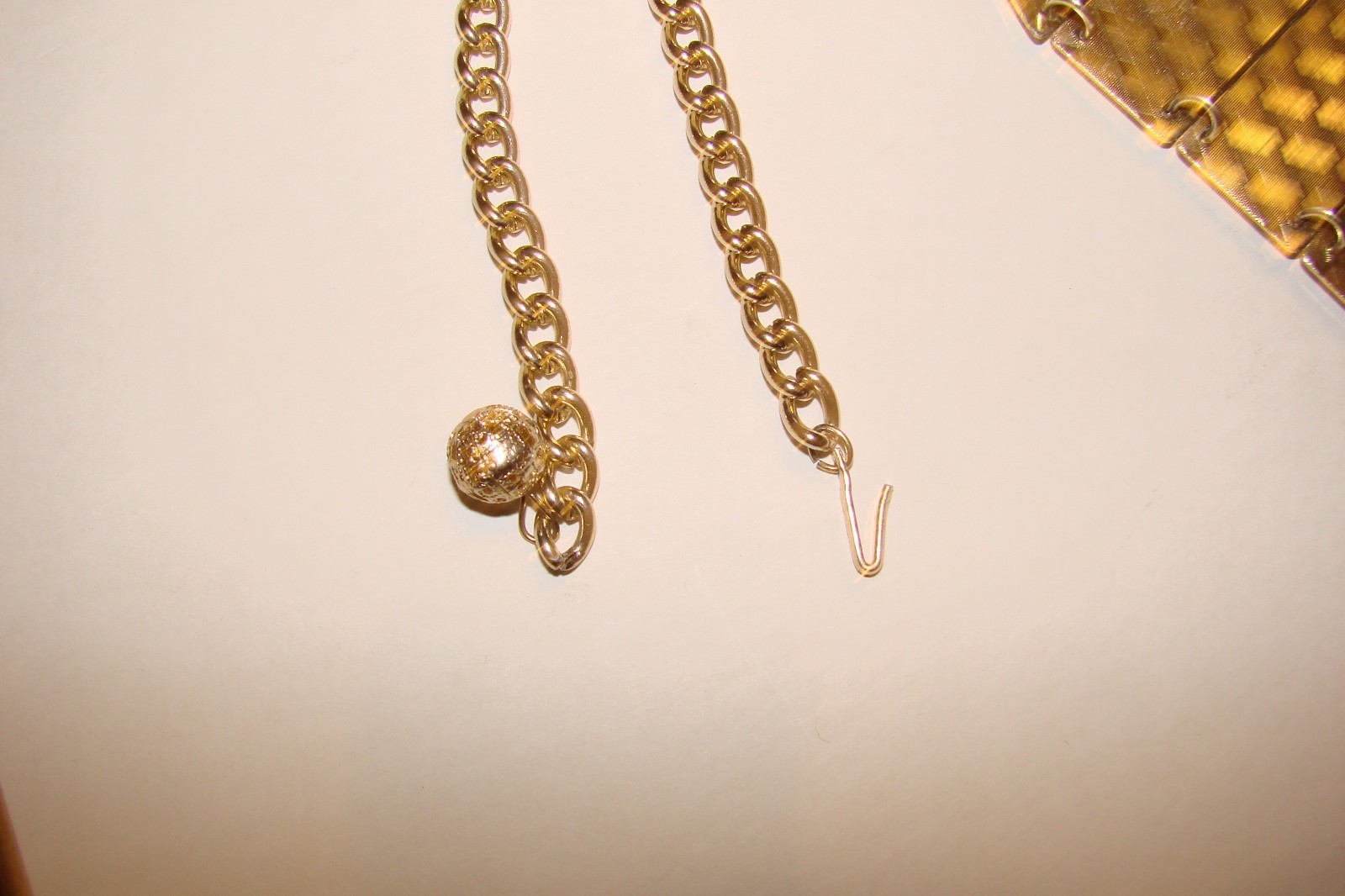 VINTAGE FUN MOD MID CENTURY GOLD ALUMINUM DISCO NECK TIE NECKLACE HONG KONG