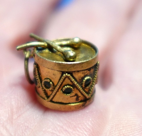GOLD FILLED GREEN ENAMEL ANTIQUE DRUM CHARM 1.3 GRAMS J-647