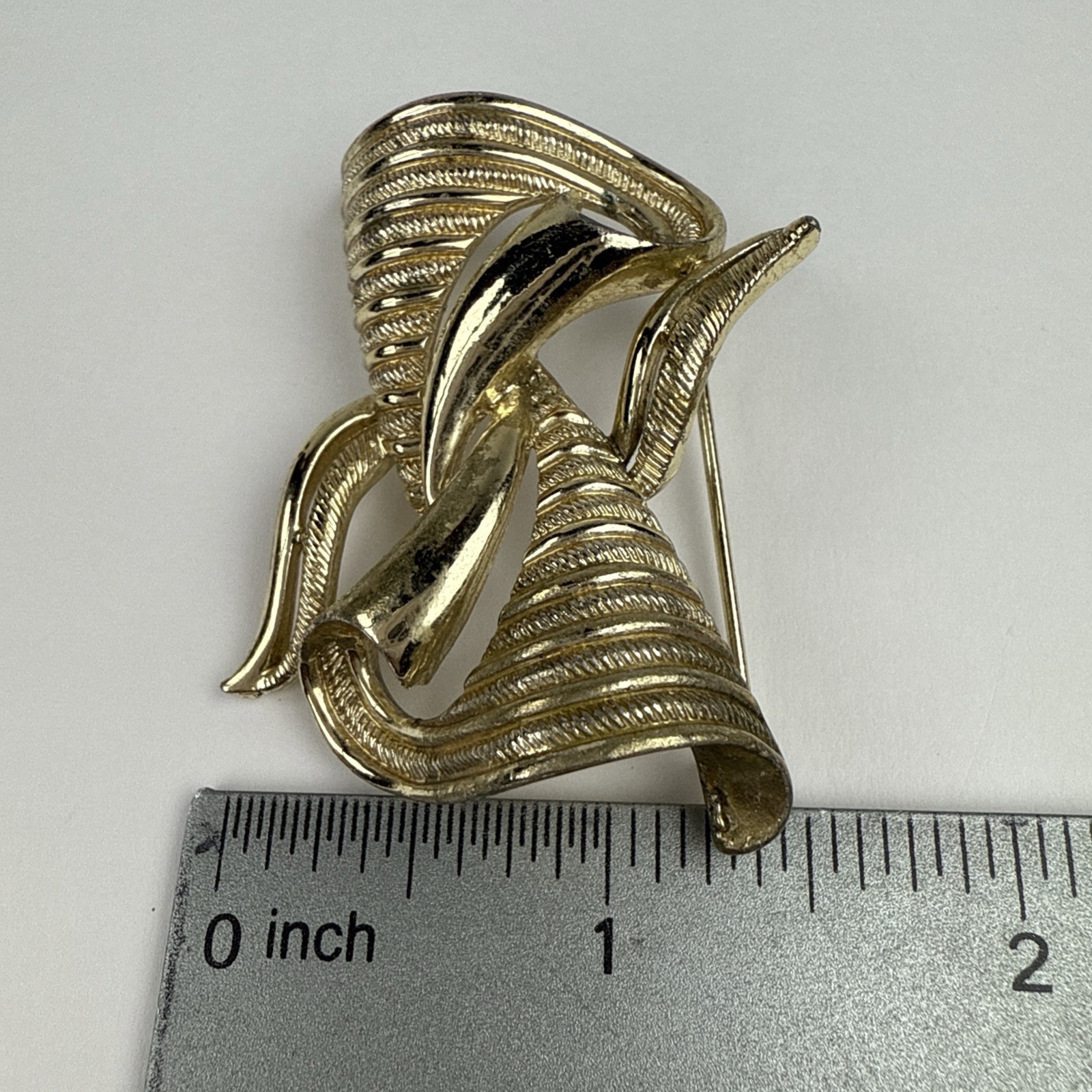 Vintage Gold Tone Brooch Textured Flowy Ribbons Unbranded 2”