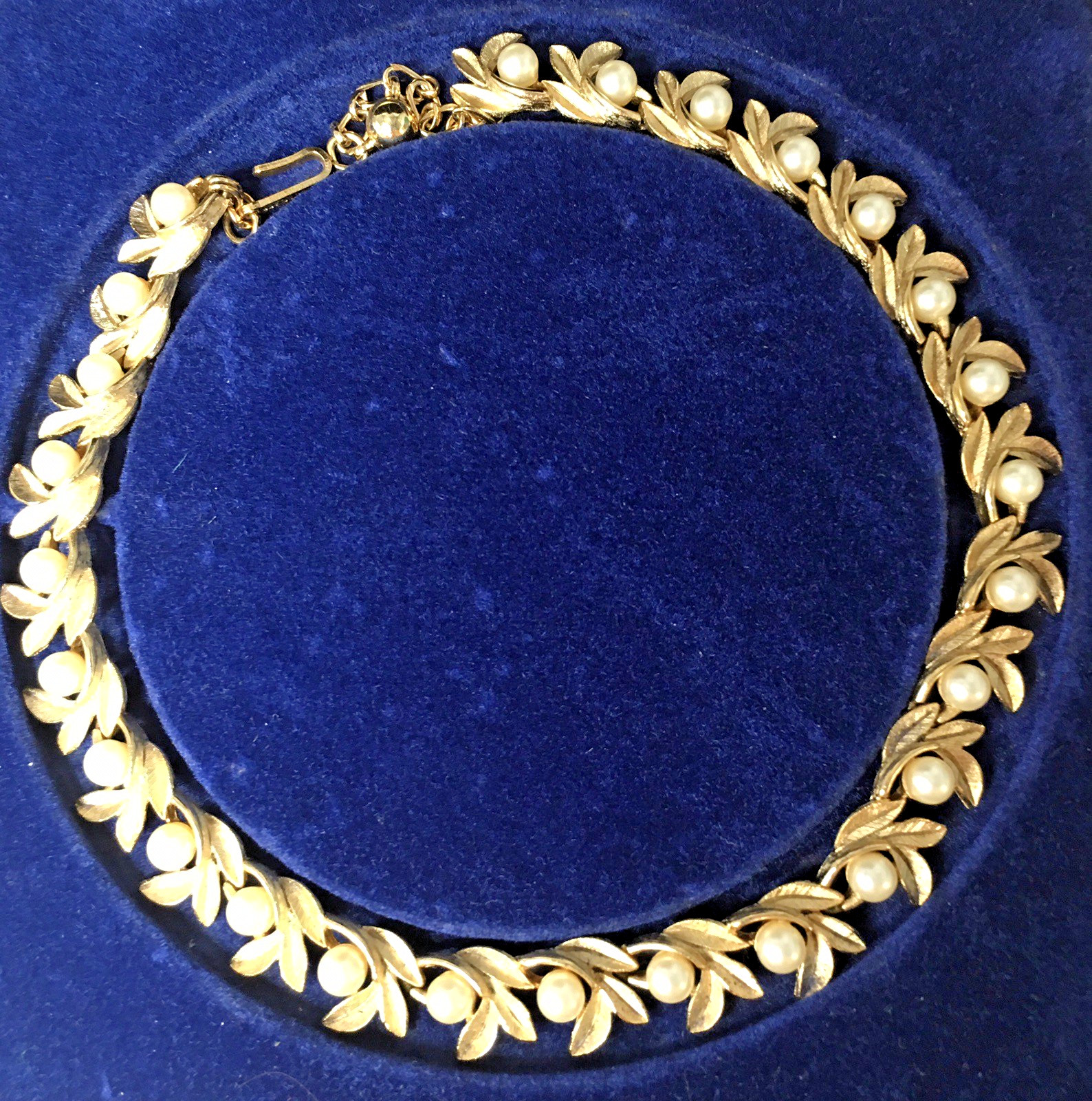 1971 VTG Avon Evening Creation Flower Simulated Pearl Necklace Earrings Box Set
