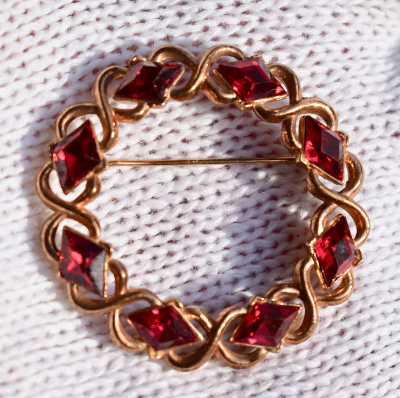 Vintage 1950s CROWN TRIFARI Red Lozenge Rhinestone Round Wreath Pin Brooch 1.75″