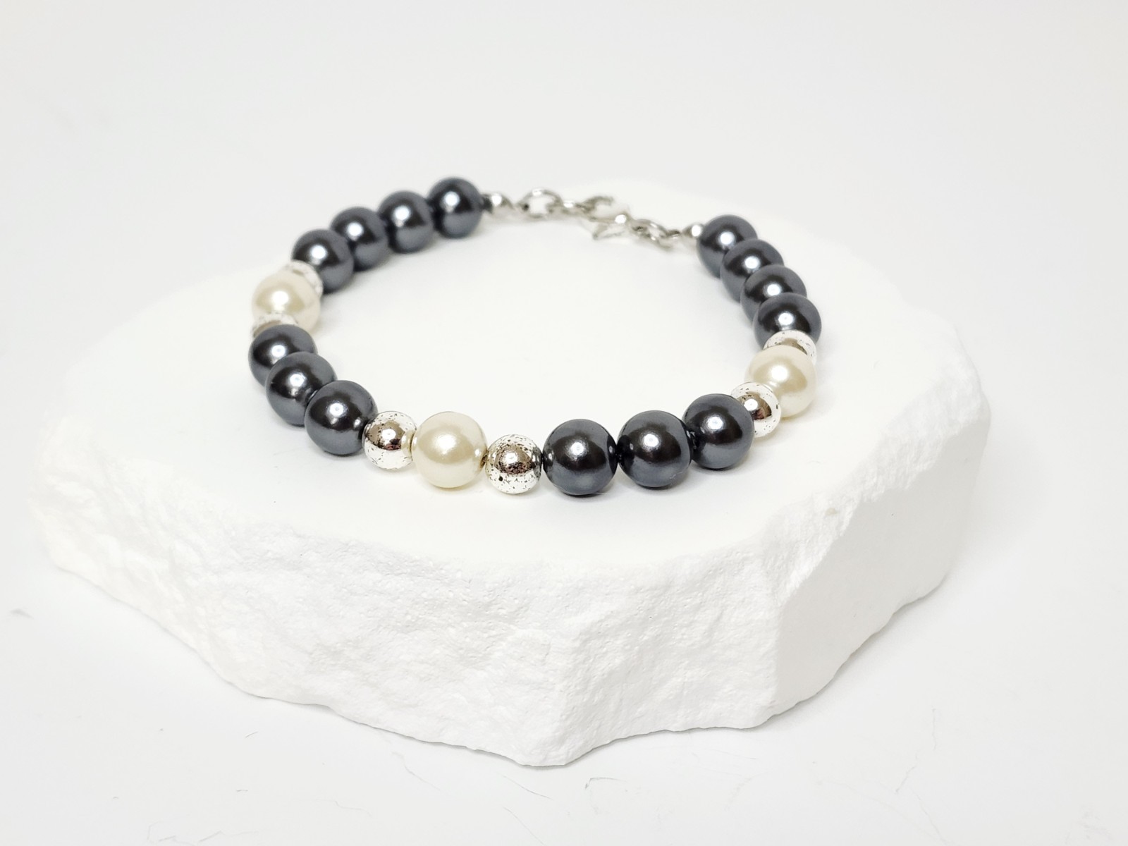 Vintage Gray And White Faux Pearl Bracelet – Freshwater Look – READ