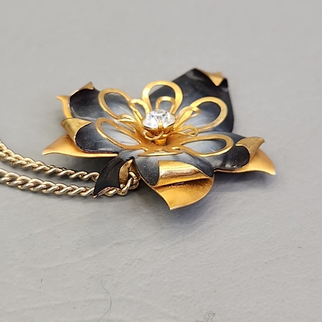 Vintage Leaf Necklace Layered Enamel Rhinestone Gold Tone 23.5″
