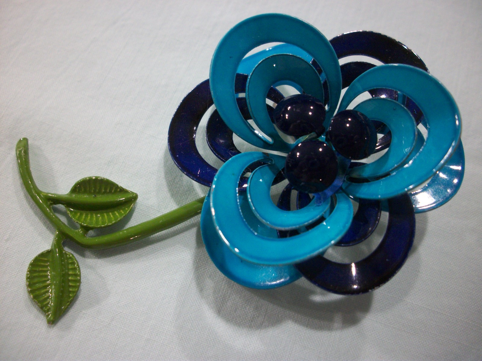 ViNTaGE MeTaL ENaMeL **TWO-TONE BLUE**LaYeReD/CuRLy OPeN FRaME FLoWeR PiN (READ)