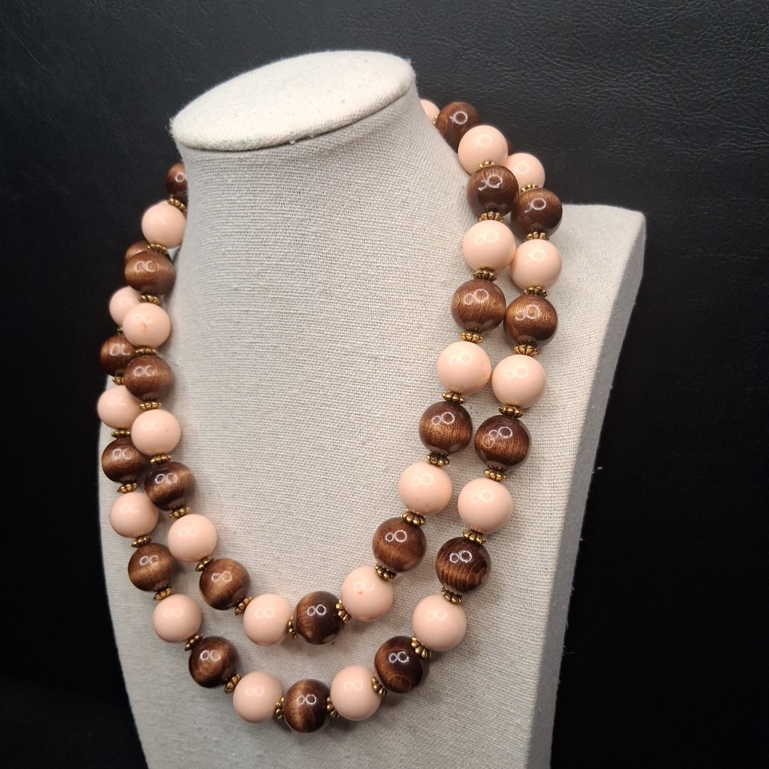 Vintage Jewelry Wood And Pink Lucite Beads Necklace. 17.488