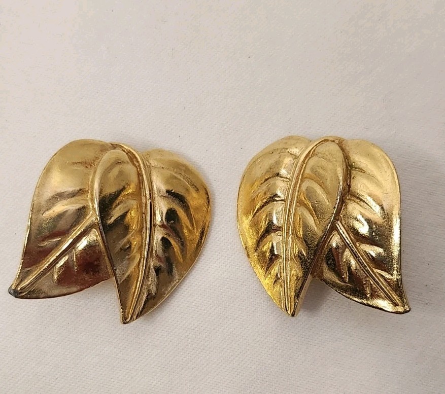 Vintage TRIFARI Gold Tone Jewelry Set Leaf Link Necklace with Earrings